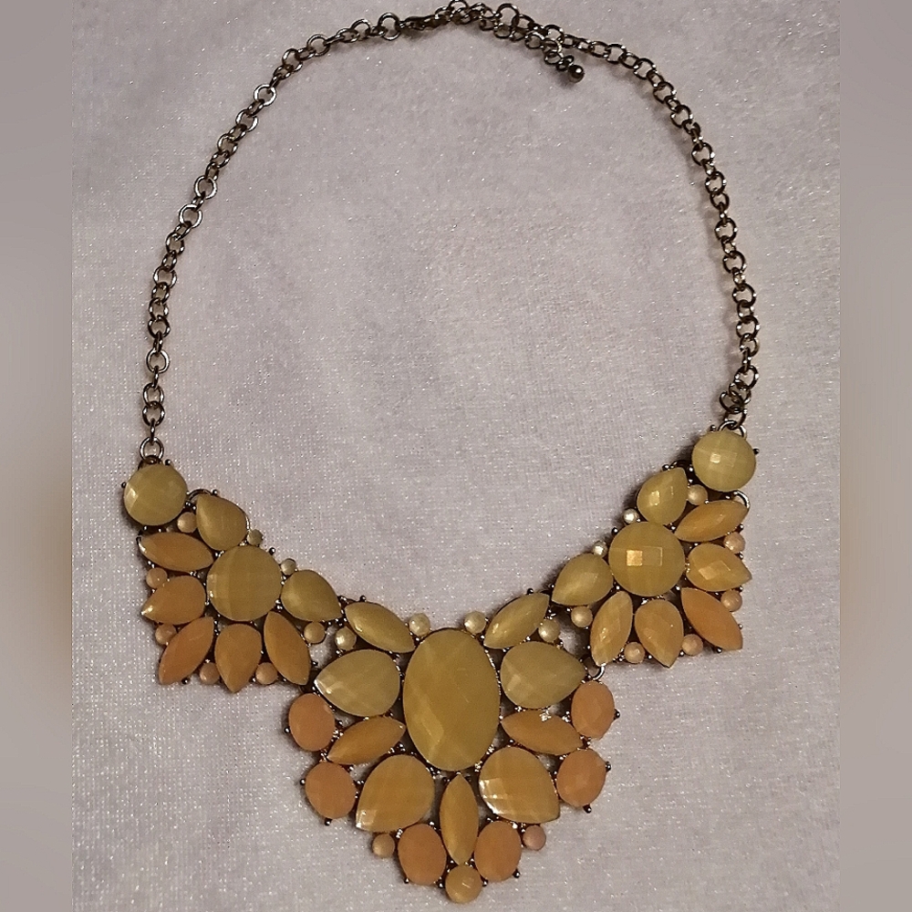 π₯SALEπ₯ Stunning Light Gold Apricot Colored Acrylic Gold Tone Necklace - Picture 2 of 4